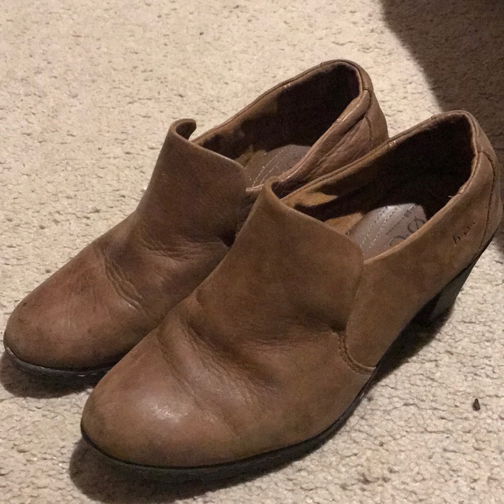 Low thick heeled bootie heel